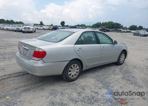 2005 Toyota Camry Le z USA, uszkodzony, nr VIN 4T1BE32K05U519121